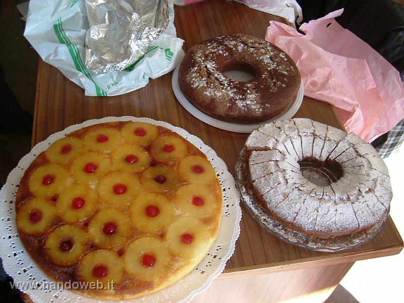 2004_1128_143911.JPG - crostata e panettoni