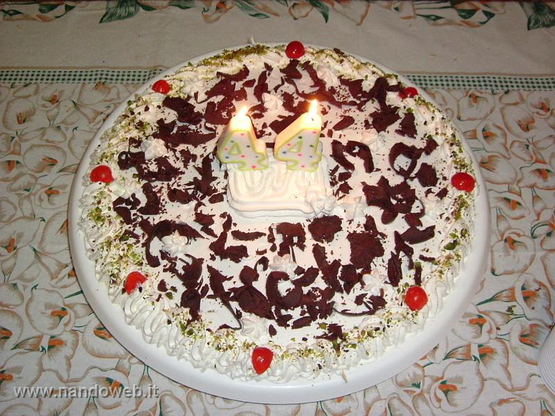 2006_1205(004).JPG - TORTA CON PAN SI SPAGNA , METTA' AL CIOCCOLATO E METTA' CREMA BIANCA , DECORATA CON SCAGLIE DI CIOCCOLATO FONDENTE , PANNA PISTACCHIO MACINATO E CILIEGIE