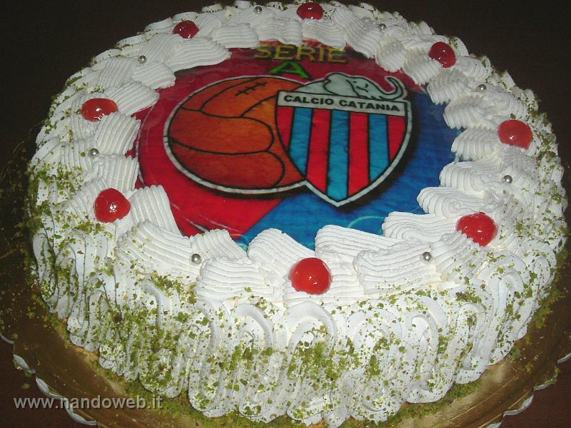 2008_1129Image0001.JPG - Torta per un tifoso dal CATANIA , decorata con panna , pistacchio e ciliegie , la foto e' stampata su un foglio di ostia .