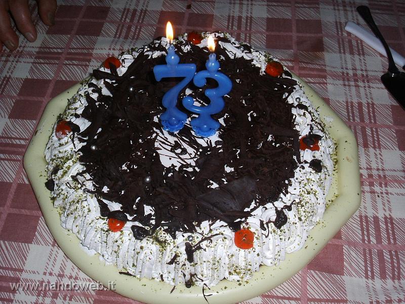 2008_0125Image0003.JPG - TORTA CON PAN SI SPAGNA , METTA' AL CIOCCOLATO E METTA' CREMA BIANCA , DECORATA CON SCAGLIE DI CIOCCOLATO FONDENTE , PANNA PISTACCHIO MACINATO E CILIEGIE