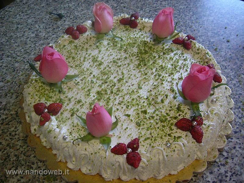 2008_0629_150131.JPG - Torta decorata con fragoline di bosco rose vere e pistacchio triturato , all'interno vi e' uno strato di crema al cioccolato .