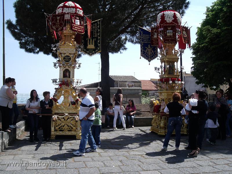 2010_0510_223900.JPG - Candelore arrivate alla chiesa Madre di Trecastagni