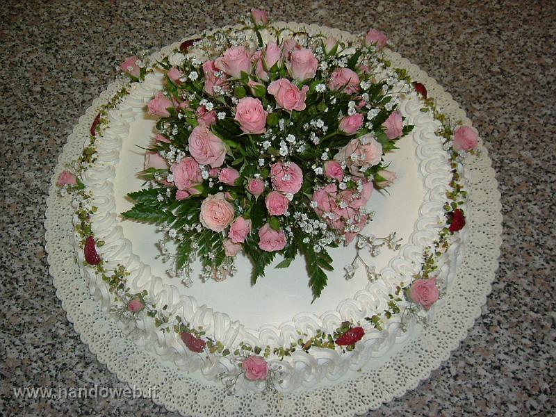 2006_0611_144827.JPG - Torta con crtma bianca e cioccolato , decorata con panna e mazzo di rose vere