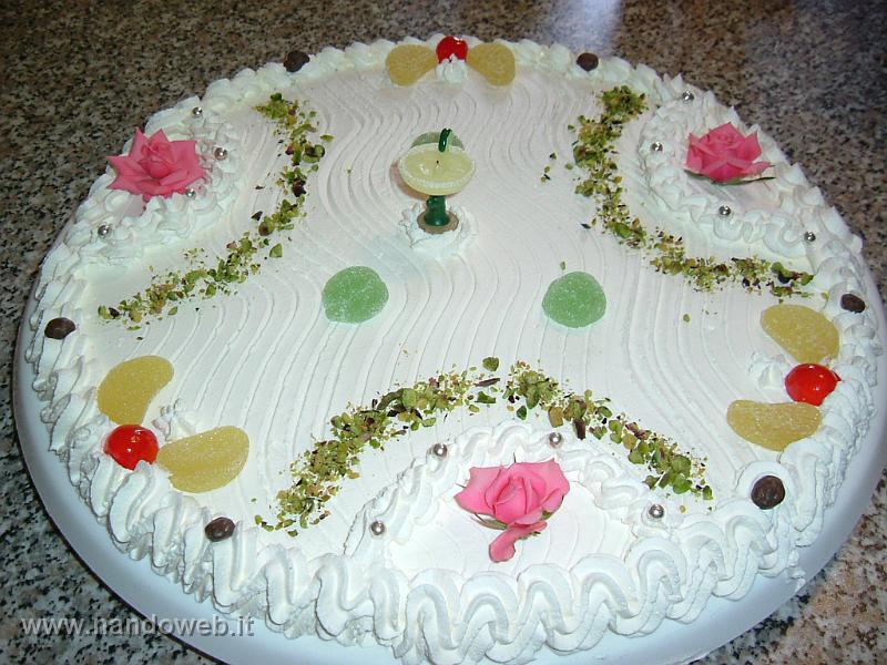 2006_0805_144946.JPG - torta con crema bianca e cioccolato , decorata con panna , ciliegie , caramelle di zucchero e rose vere