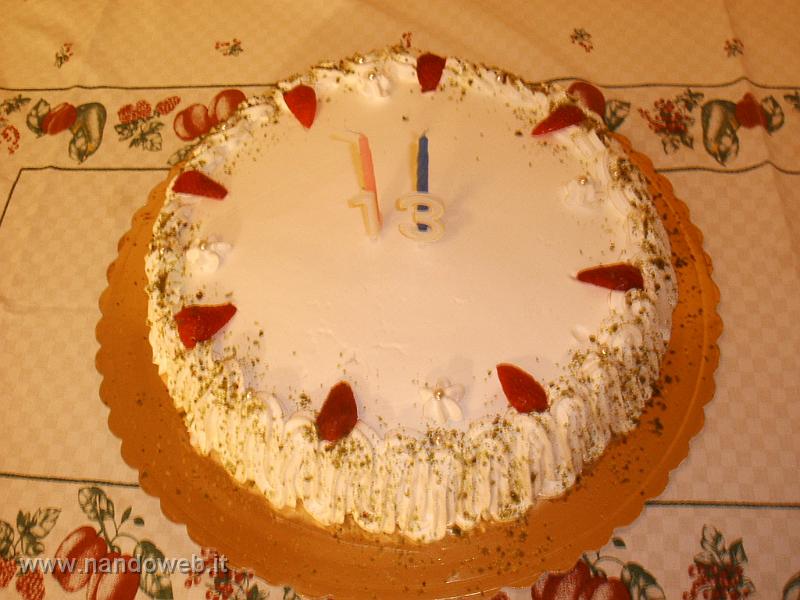 2008_0202_212710.JPG - TORTA CON PAN SI SPAGNA , METTA' AL CIOCCOLATO E METTA' CREMA BIANCA , DECORATA CON FRAGOLE , PANNA E PISTACCHIO MACINATO