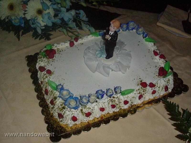 2008_0629_225902.JPG - Torta rettangolare , decorata con fragoline di bosco , roselline vere spruzazate di blu', petali verdi di ostia , panna e pistacchio macinato , all'interno uno strato di crema bianca con fragoline di bosco schiacciate (non frullate) . Cresima di Emanuele