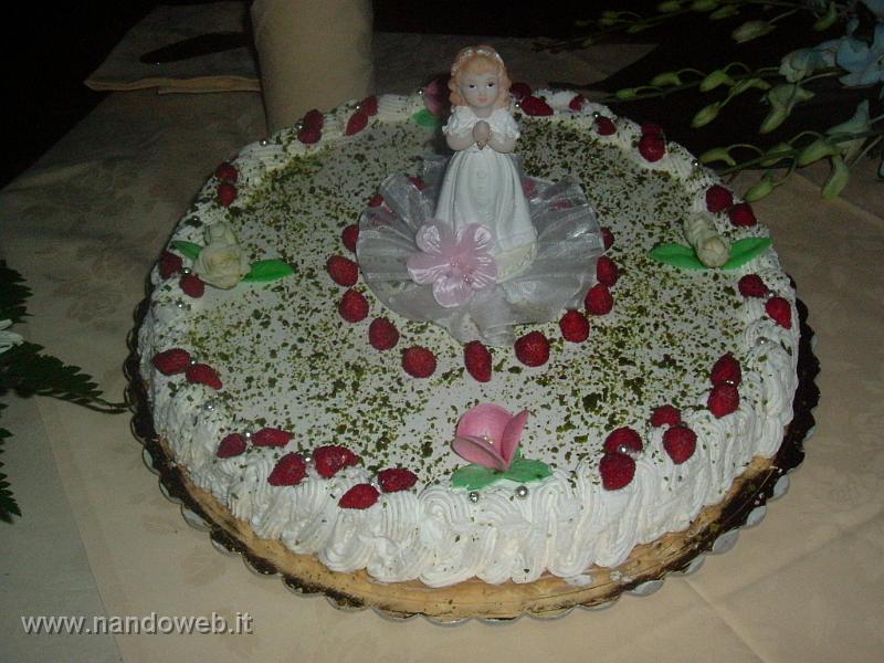 2008_0629_225932.JPG - Torta ultimata , decorata con fragoline di bosco, roselline bianche vere, rose rosa di ostia , pistacchio macinato e panna ; all'interno vi e' uno strato di crema bianca ricca di fragoline di bosco schiacciate . Cresima Letizia .